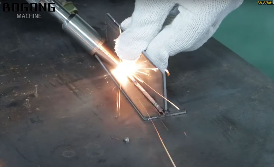 Wie-arbeitet-eine-Laser-Schweißmaschine-Schweiß- und Schneidarbeiten