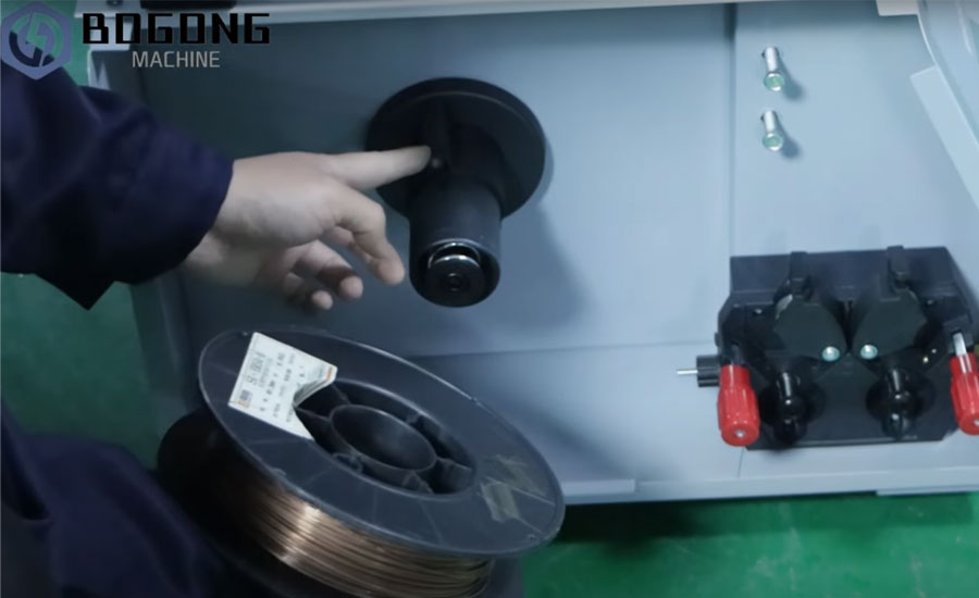 Wie-schafft-eine-Laser-Schweißmaschine-Drahtvorschub-Installation