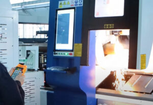 Macchina per il taglio laser in fibra per profili in alluminio - staffa solare-7