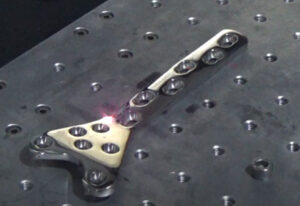 Stroj na řezání vláknovým laserem pro lékařské Ti-Implantáty-2