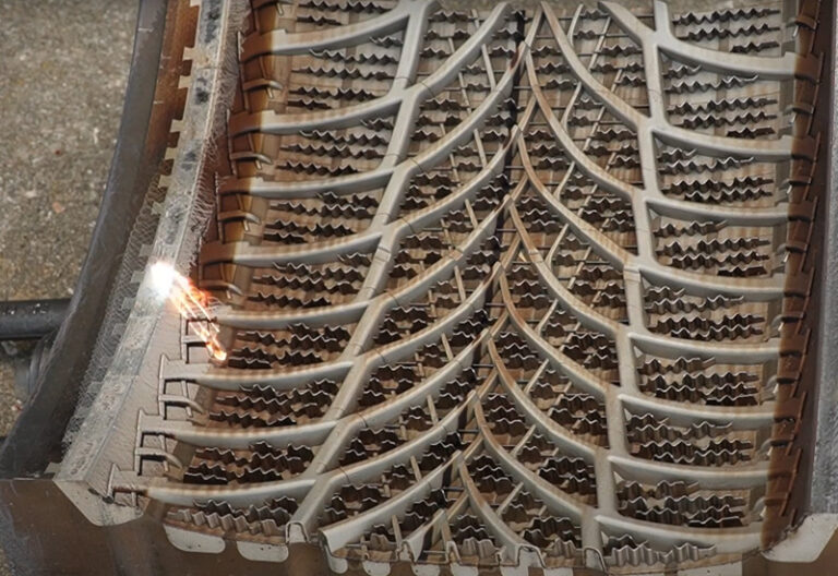 Pulse-Laser-Cleaning-Machine-for-Injection-Mold-Maintenance-4