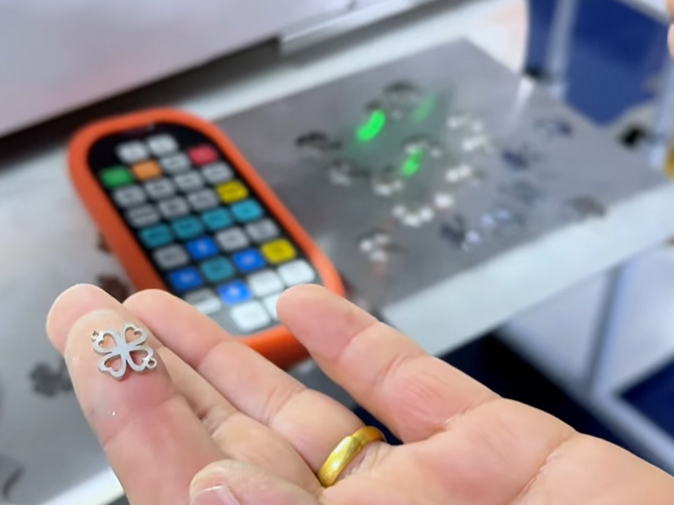 Laserschneiden dünner Bleche für Servergehäuse 2 Laserschneiden