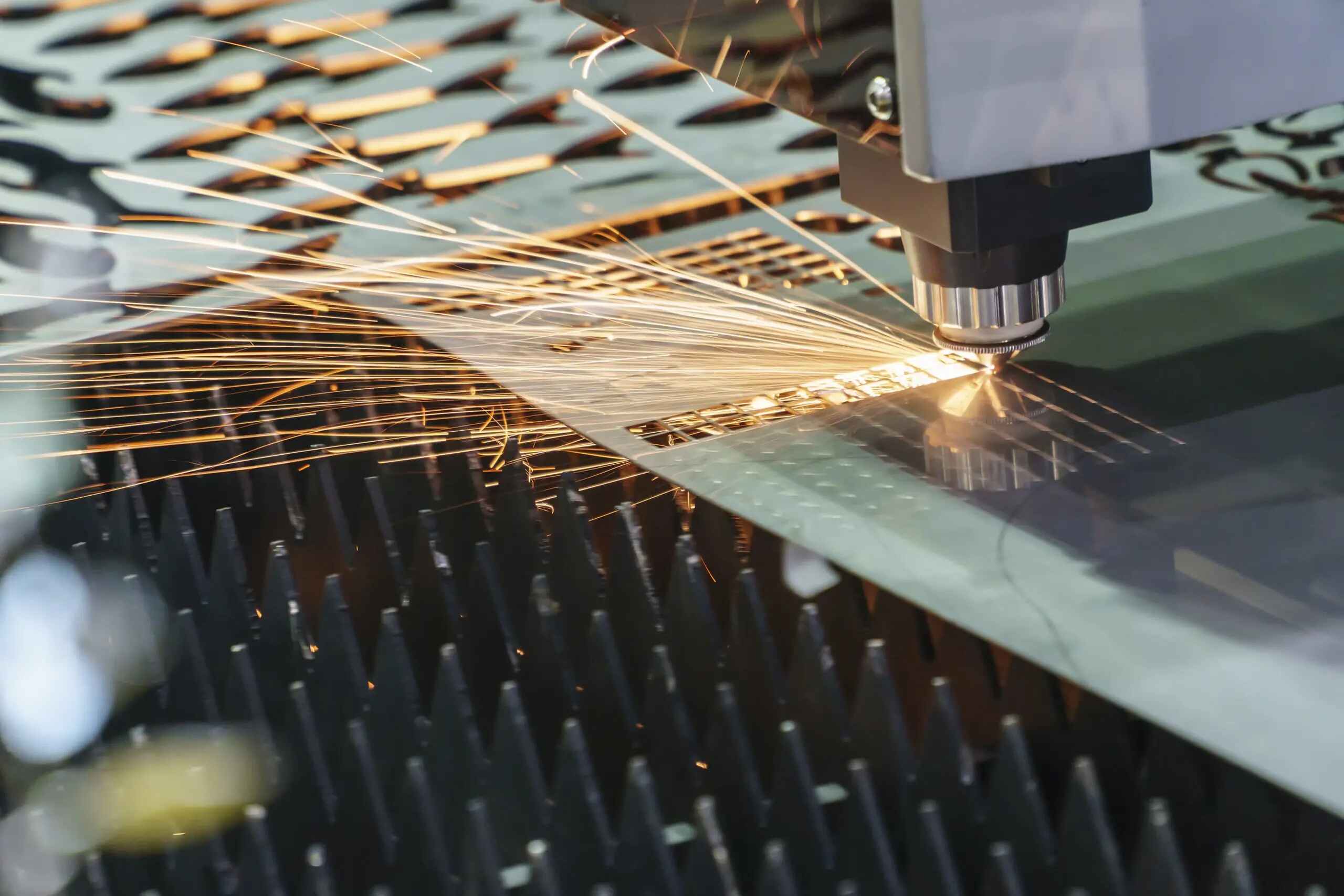 Advantages of Fiber Laser Cutting Over CO2 Laser Technology