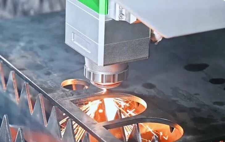 Advantages of Fiber Laser Cutting Over CO2 Laser Technology