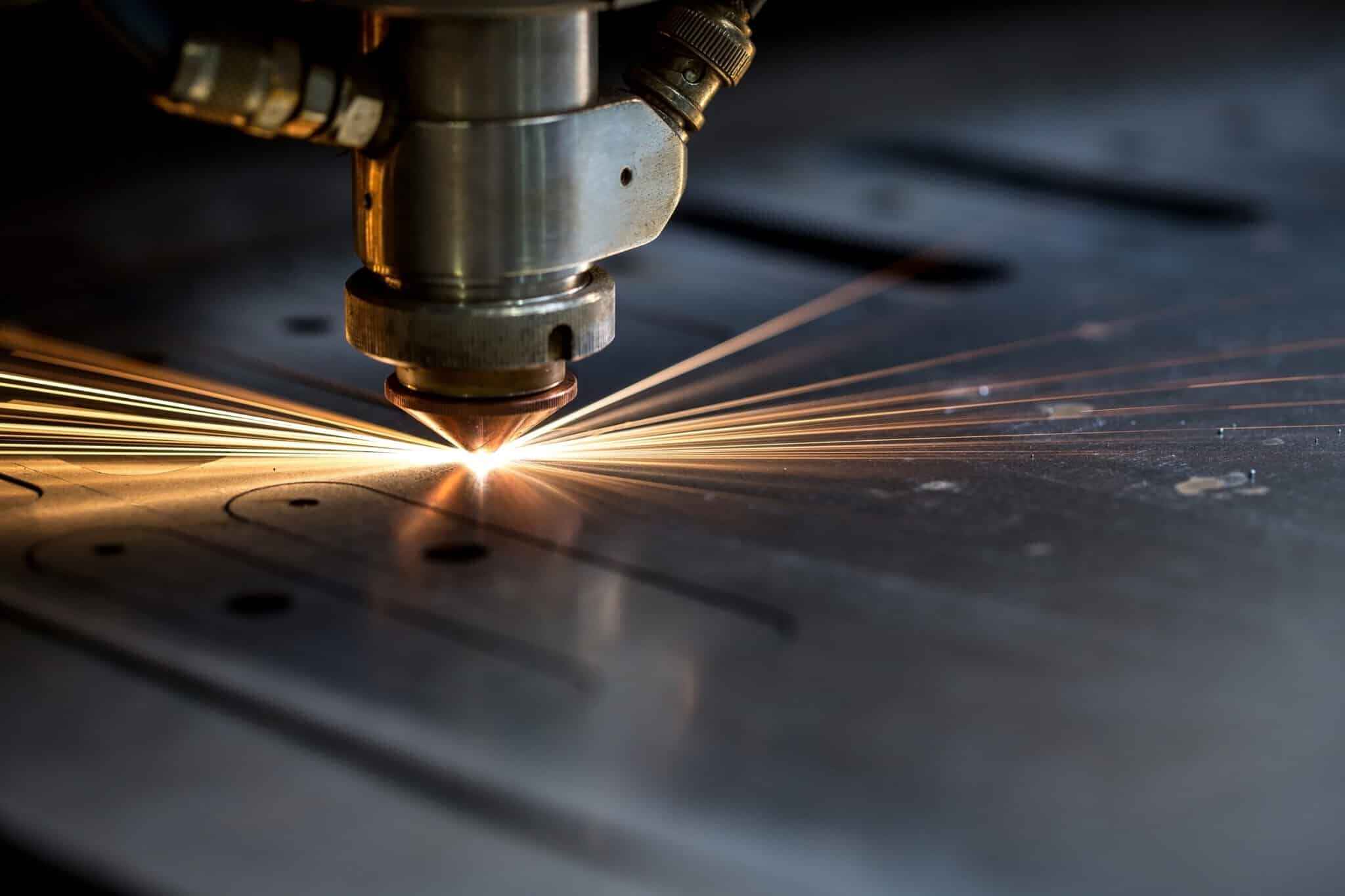 Advantages of Fiber Laser Cutting Over CO2 Laser Technology
