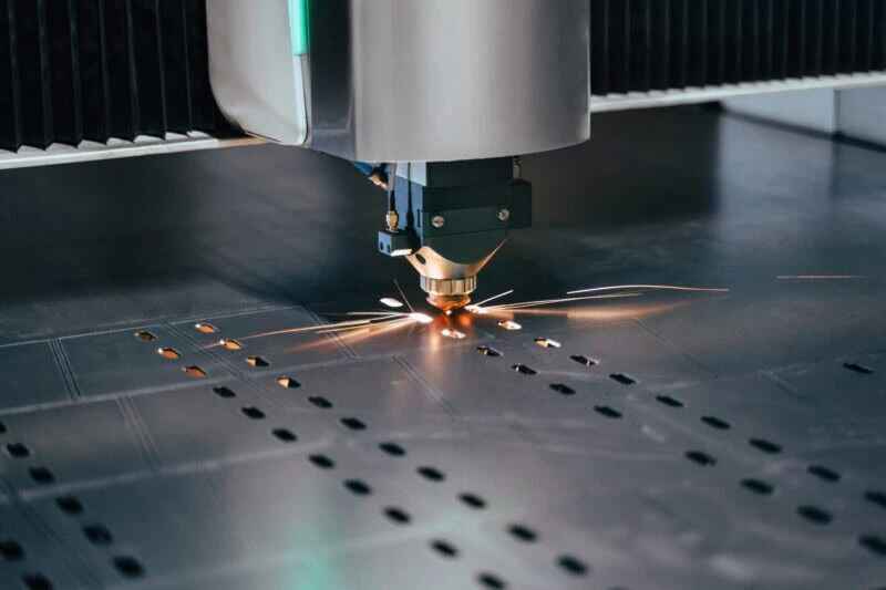 How Fiber Laser Cutting Machines Work in Industrial Manufacturing