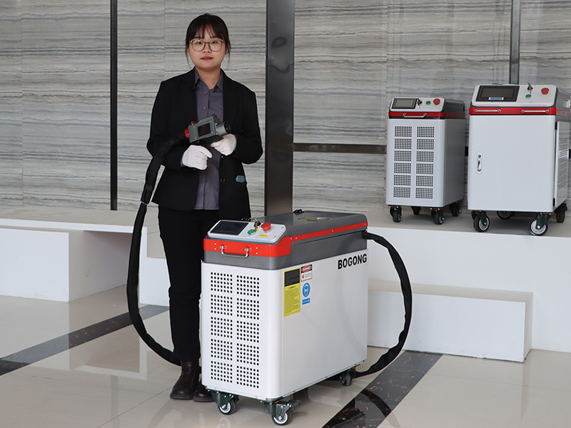 Máquina de limpieza por láser de impulsos de 500 W 2 máquina de limpieza láser de 500w